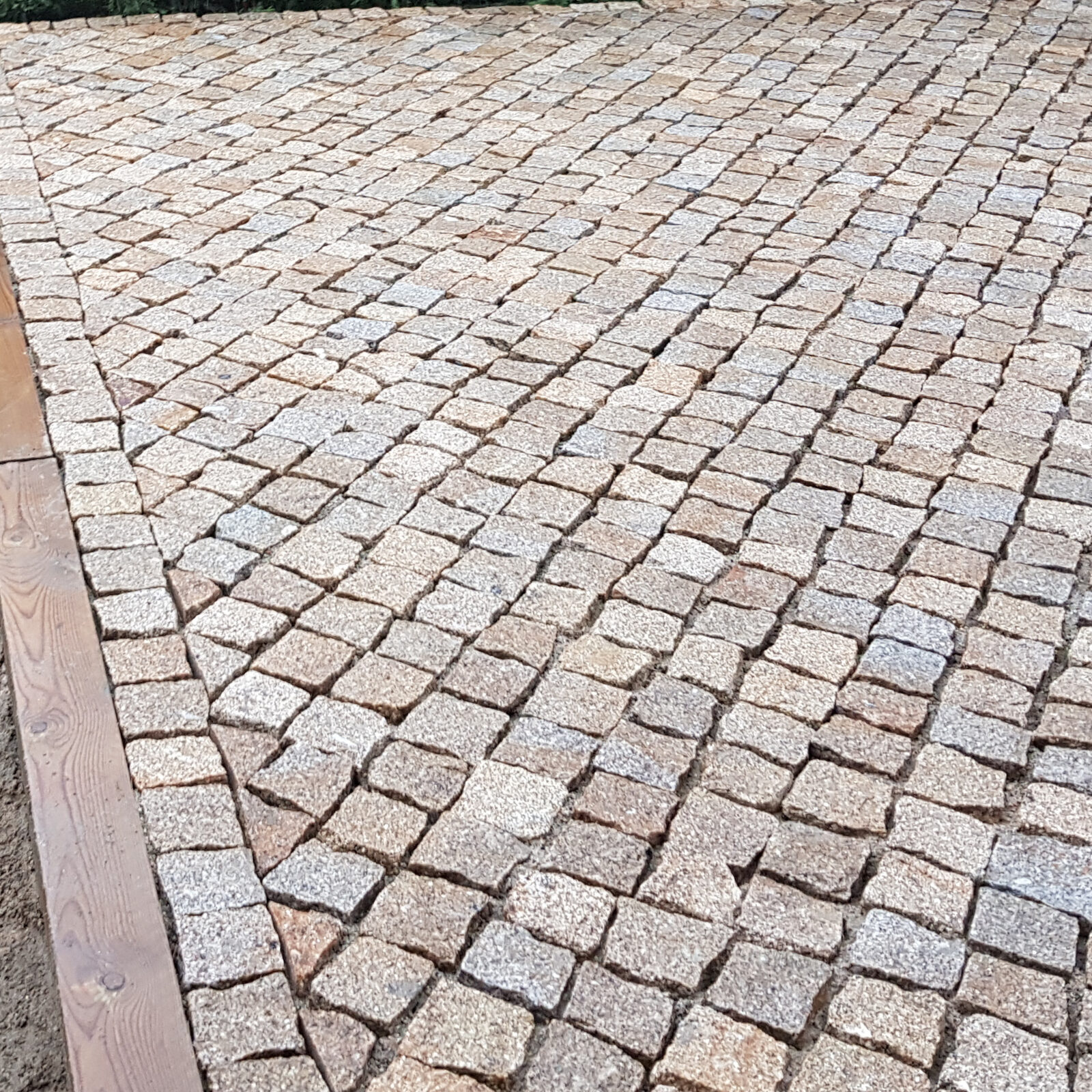 Pavés granit posés en diagonale